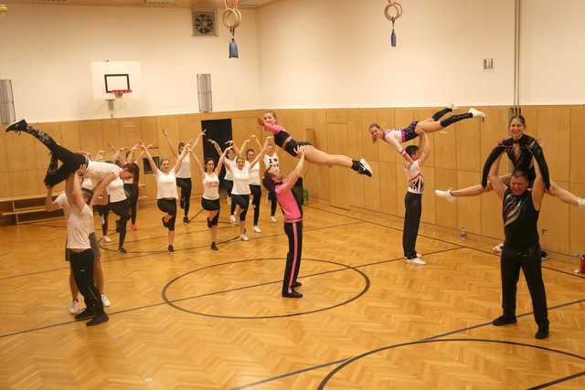 Momentan trainieren 4 Paare und eine Formation