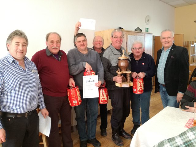 Gastwirt Robert Steinbichler, Josef Schmadlbauer, Gerhard Strasser, Karl Ebner, Horst Schmidinger, Sepp Schmiedt und Bürgermeister Fritz Reinisch (v.li.).