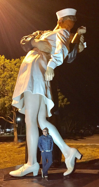 Roman Schärf an The Kissing Sailor