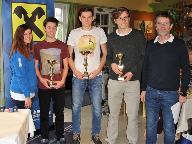 Die beiden Sieger Mihaly Androcky (zweiter links) und Simon Loindl (rechts daneben)