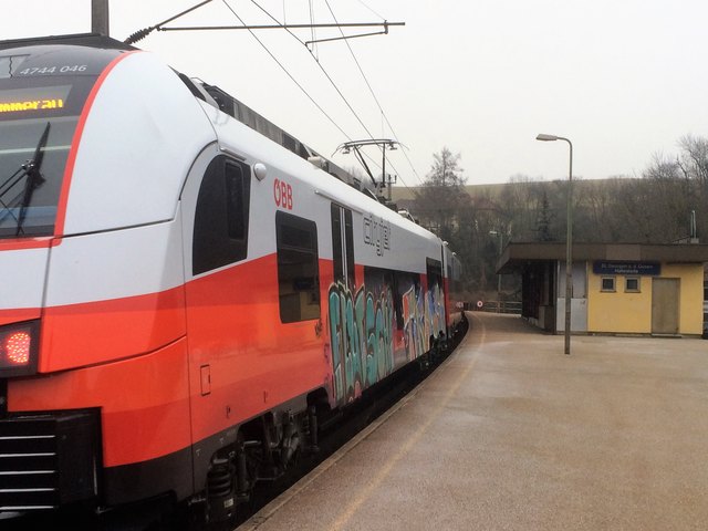 Zum dritten Mal haben der oder die Sprüher einen Cityjet auf der Summerauerbahn beschädigt.