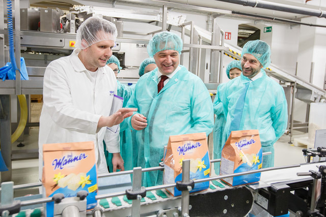 Walter Ruck, Wirtschaftskammer-Wien-Präsident, und Stefan Ehrlich-Adám, Spartenobmann der Industrie, erfahren mehr über die Schnitten.