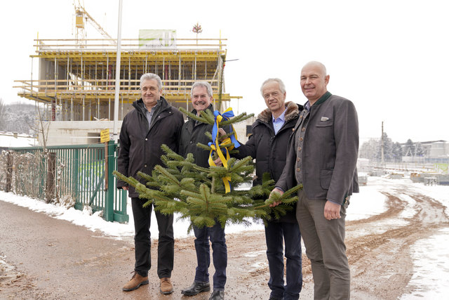 Architekt Gerhard Moßburger, Verkehrslandesrat Karl Wilfing, NÖVOG Geschäftsführer Gerhard Stindl und Projektleiter der Gebrüder Haider & Co Manfred Elter freuen sich über die Dachgleiche am Alpenbahnhof | Foto: (©NÖVOG/Bollwein).