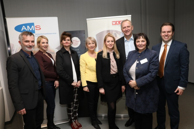 Von links: Thomas Denk, Daniela Kitzmüller (FidW UU), Karin Göweil (FidW UU), Ursula Krepp (WKOÖ-Vertreterin im AMS), Elke Riemenschneider (FidW-Linz), Gerhard Straßer (Landesgeschäftsführer AMS OÖ), Elisabeth Wolfsegger (AMS Linz), Peter G. Weixelbaumer (Lunik2).
