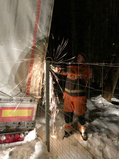 Der "LKW-Fangzaun" musste teilweise entfernt werden. | Foto: ZOOM.TIROL
