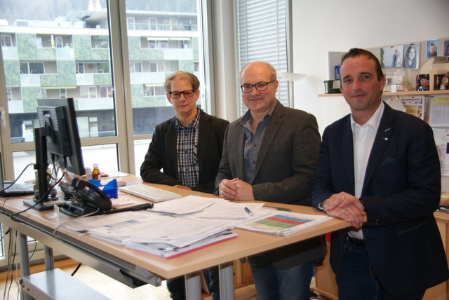 Aufwärtstrend am Arbeitsmarkt: AMS-Leiter Günther Stürz (Mi.) mit Stv. Andreas Kopp (li.) und Gerhard Kubin (re.).