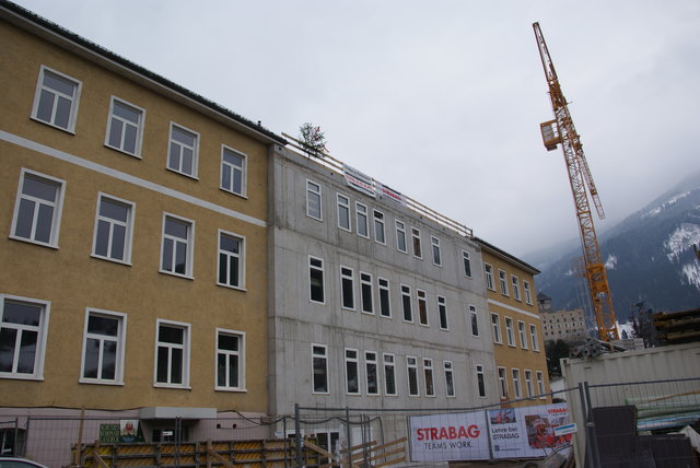 Firstfeier bei der Volksschule Angedair in Landeck. Die Umbauarbeiten liegen voll im Zeitplan.