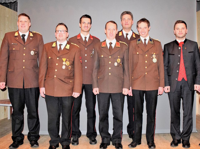 Bezirks-Kdt.-Stv. Christoph Schipflinger mit dem neuen Kommando: Stefan Granegger, Martin Wallner, Kdt. Gerhard Wallner, Abschnitts-Kdt. Ernst Stöckl, Alois Mitterer und Bgm. Alexander Hochfilzer (v. li.).