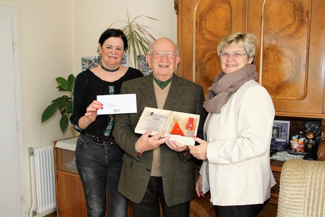 Die Familie, Radfahren und soziale Kontakte pflegen halten jung, bestätigt Ernst Meißner seinen Gratulantinnen Almuth Huderz-Thümel und Ursula Rauch.