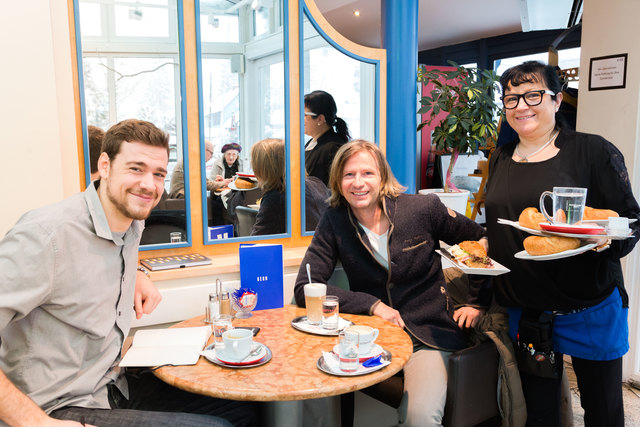 Aufgetischt: Kellnerin Monika Neuhold versorgt Arno Pichler und Redakteur Stefan Haller (l.) in der Bäckerei Kern. | Foto: Jorj Konstantinov