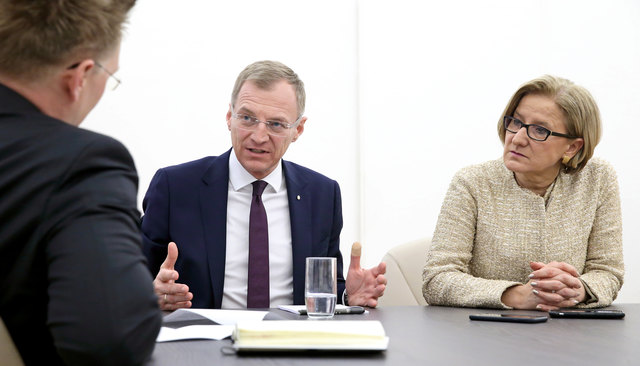 Landeshauptmann Thomas Stelzer und Landeshauptfrau Johanna Mikl-Leitner im Gespräch mit BezirksRundschau-Chefredakteur Thomas Winkler. | Foto: Land OÖ/Stinglmayr
