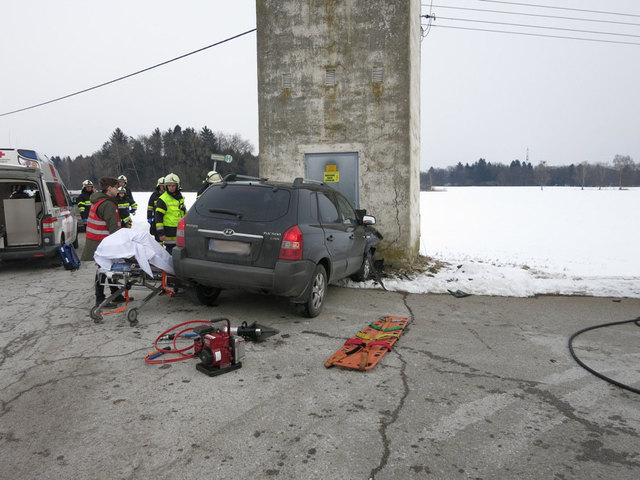 Zwischen Hollern und Zinsdorf krachte die Lenkerin heute in eine Trafostation | Foto: Stefan Krammer