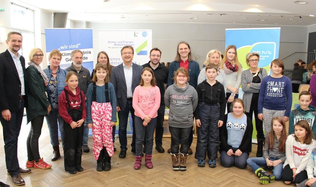Vor Ort: Bundesrat Martin Weber (l.), Direktorin Hermine Trummer (3.v.l.), Bgm. Toni Vukan (6.v.l.), Klaus Minati (7.v.l.) und Christian Luttenberger vom Grünen Band (8.v.l.) mit Schülern und Lehrern.