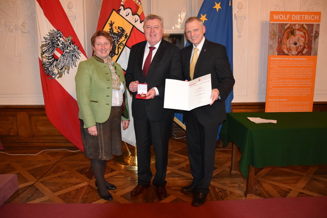 (v.l.) Bürgermeisterin Andrea Pabinger; Gemeinderat a.D. Ing. Bernhard Mühlbauer; Landtagspräsident Dr. Josef Schöchl | Foto: Land Salzburg/Büro Landtagspräsident
