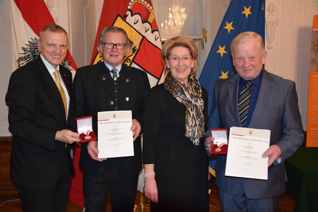 (v.l.) Landtagspräsident Dr. Josef Schöchl; Gemeinderat a.D. Walter Moser; Bürgermeisterin Mag. Monika Schwaiger; Gemeinderat a.D. Siegfried Dorfer | Foto: Land Salzburg/Büro Landtagspräsident Schöchl