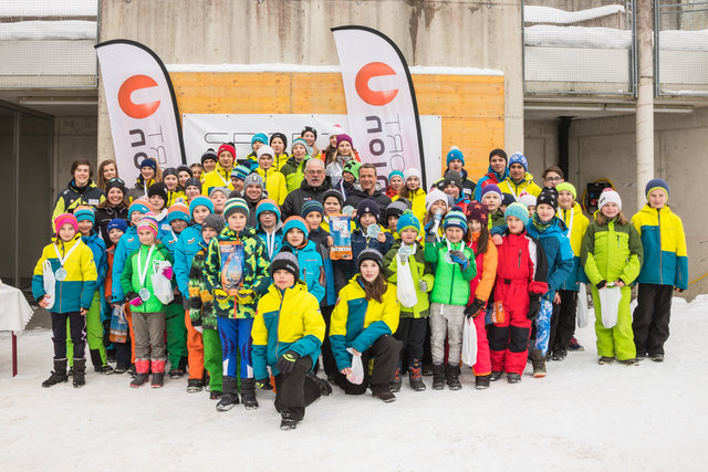 Im Bild sind die Nachwuchssportler mit Doppelweltmweiter Wolfgang Kindl, dem Obmann der Sportunion Eisbären, Walter Reithmayer und Vizebgm. Christoph Kaufmann zu sehen. | Foto: photo-tirol