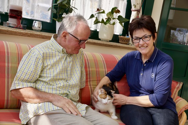 Gerhard und Elisabeth Rieß mit Katze Minky.