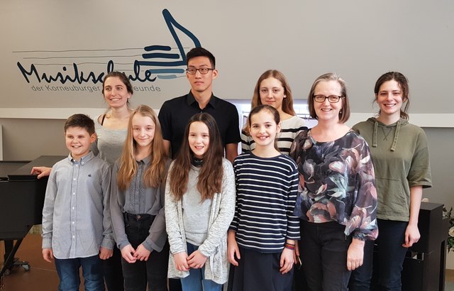 Kyu Bin Lee, Rebeca Stan, Lili-Stella Sipos, Carmina Handrich, Laurens Yassemipur, Annika David-Kaufmann und Laura Steininger mit ihren Lehrerinnen Katharina Gansch und Petra Renner.