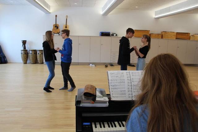 NMMS Eggelsberg: „Bewegung und Sport“, „Kreatives Gestalten“ und „Informatik“ sind die drei Fachbereiche der Neuen Musikmittelschule Eggelsberg, die die Schüler ab der 3. Klasse frei wählen können. Wie der Name schon sagt, liegt der eigentliche Schwerpunkt der Schule aber auf der „Musik“. Highlight in jedem Jahr ist das Schülermusical. Mehr auf www.nmmse.at | Foto: Ebner