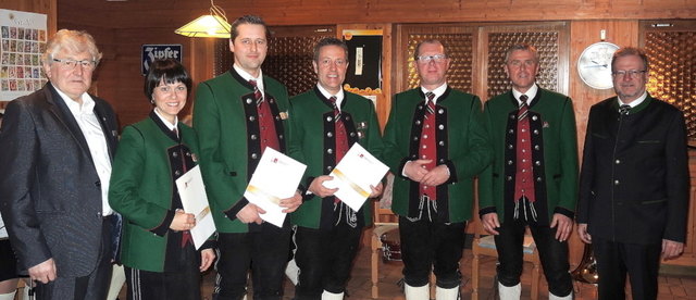 Bürgermeister Anton Hüttmayr (l.) und Bezirksobmann Alfred Lugstein (r.) würdigten die Verdienste der Musiker. | Foto: MV Puchkirchen