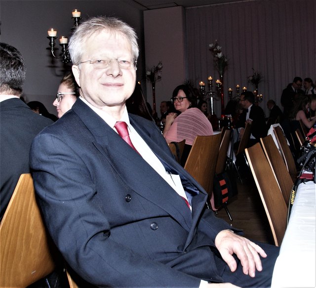 Helmut Hums legte alle politischen Funktionen zurück. Ich habe immer nach dem Motto gelebt "Gott schütze mich vor meinen Freunden, vor meinen Feinden kann ich mich selbst schützen, doch leider hat mich Gott nicht vor meinen Freunden geschützt," sagt er verbittert. | Foto: Achlaitner Archiv