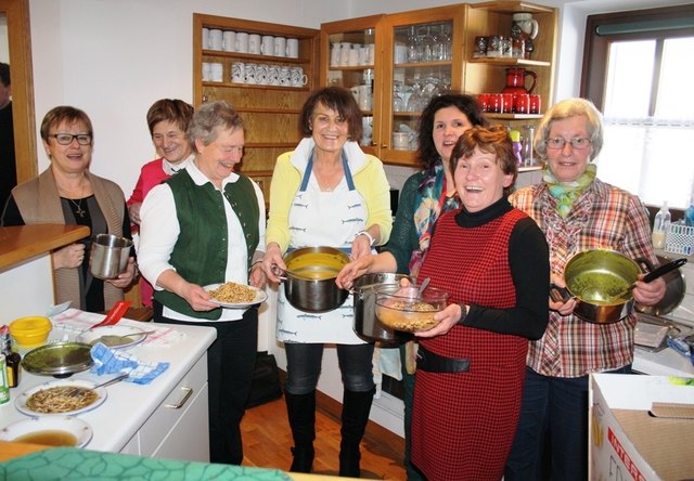 Franziska Neureiter (li.), Leiterin der Katholischen Frauenbewegung Bad Vigaun, und ihr engagiertes Team. | Foto: Michael Neureiter