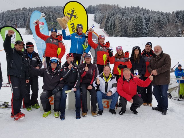 Obdach: Die Ehrengäste gratulierten den erfolgreichsten Läuferinnen beim FIS-Slalom auf dem Kalchberghang. | Foto: Taucher