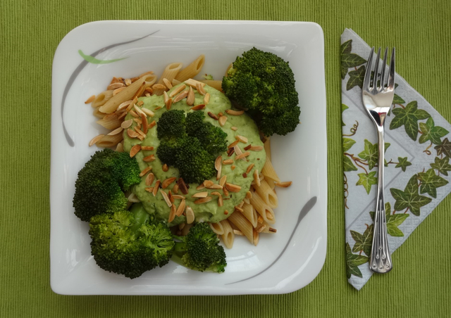 Pasta mit Avocado-Brokkoli Soße