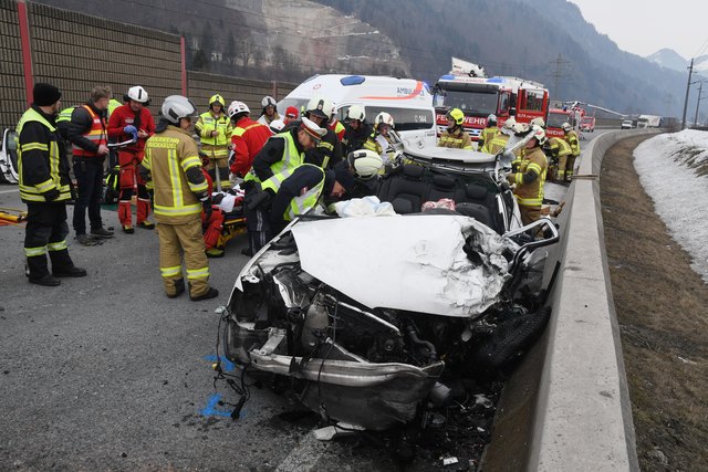 Einsatzkräfte an der Unfallstelle in Bruckhäusl. | Foto: ZOOM.TIROL