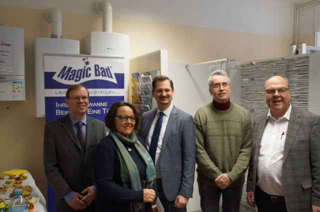 Die Erfinder Christoph Marvan, Gerda Schandl und Kurt Tichy mit Bezirksvorsteher Marcus Franz (3.v.l.) und Erfinder-Vater Ferdinand Marvan (r.).