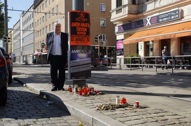 Trostlos präsentiert sich die Hauptstraße. An dieser Stelle gab es sogar einen tödlichen Unfall. Am Foto: Bezirksvorsteher Paul Stadler.