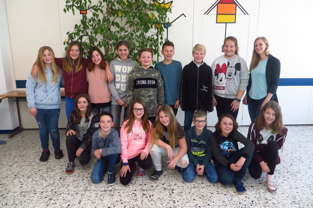 Die stolzen Schülerinnen der 2b-Klasse der NMS St. Stefan ob Stainz gewann bei der "Paper Plane Challenge" den Preis für das beste Video. | Foto: KK