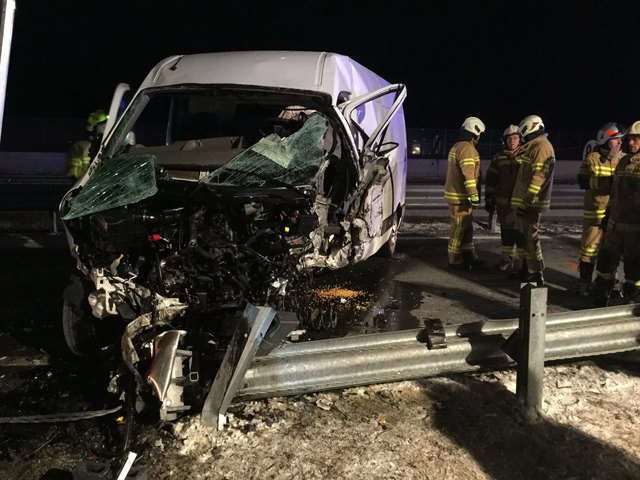 Am 28. Februar krachte ein Kastenwagen auf der Tauernautobahn (A10) bei der Abfahrt Salzburg Süd in einen anderen, quer auf der Fahrbahn liegenden Kastenwagen. Die Abfahrt war danach für etwa 1,5 Stunden gesperrt. | Foto: LZ Niederalm