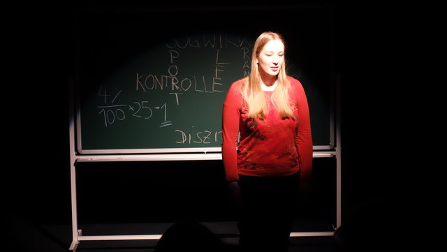 Karoline Schrager spielt Karin, die sich und ihr Umfeld mit Essstörungen "konfrontiert" sieht. | Foto: Mathias Schuh