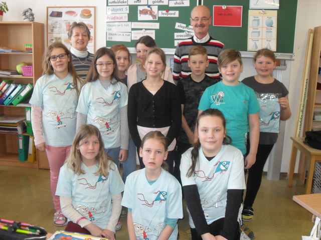 Wilhelm Dacho mit ihrer Lehrerin und die Kinder der 4. Klasse. | Foto: privat