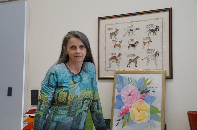 Ein Tausendsassa: Die Sportlerin stickt auch gerne, etwa die Hunde am Foto, und malt .