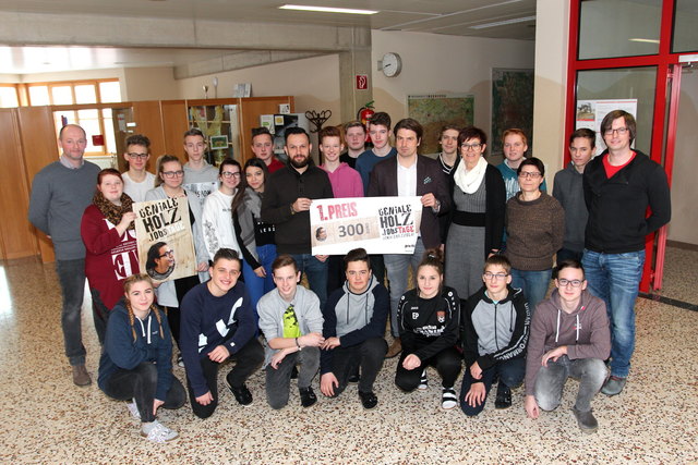 Die Vertreter der Tischlereien übergaben den ersten Preis an die Schüler. | Foto: KK