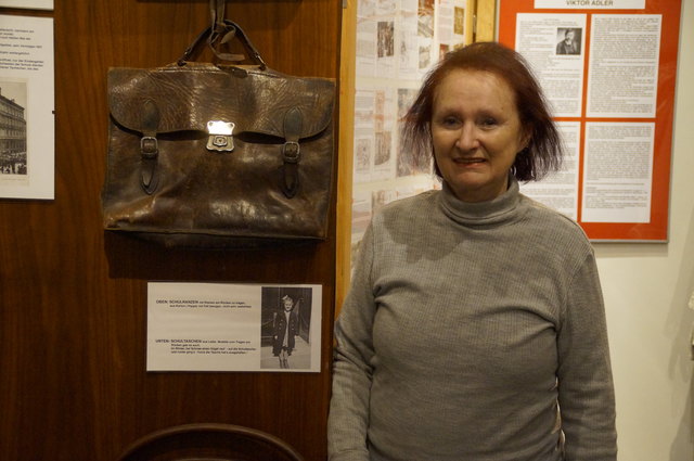 Als junges Mädchen und als Oma und Museumsleiterin: Eva Fischer vor ihrem Foto und ihrer alten Schultasche.