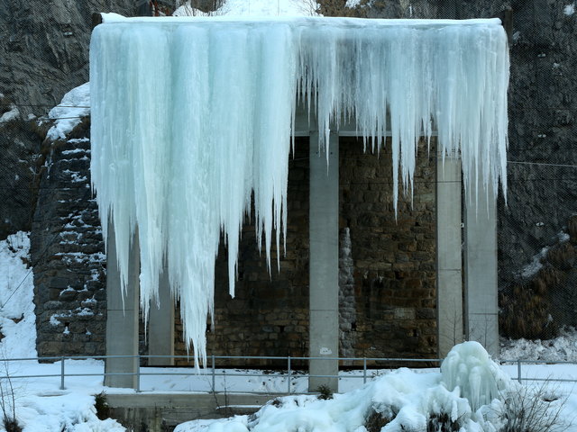 Hätte gerne einen "durchfahrenden", Zug aufgenommen. Geleise ist im Winter aber gesperrt.