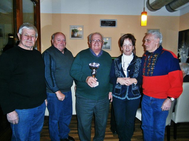 ObmStv. Herbert KRUTZLER, Obm. Horst WEBER, den Sieger Josef KAINRATH, die zweitplazierte Charlotte WEBER und den drittplazierten Emmerich Pingitzer. | Foto: Foto: privat