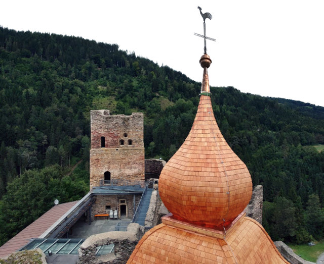 Burg Glanegg mit der neuen Burgkapelle Triangulum