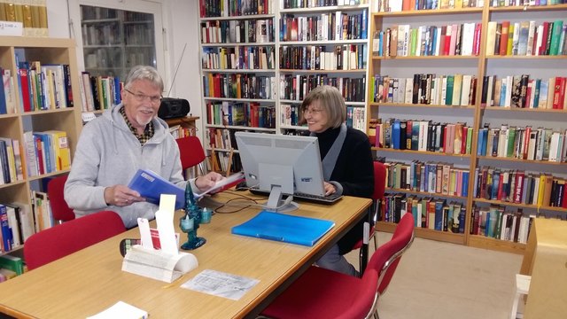 Dagmar Jenewein mit ihrem Kollegen Norbert Zibar in der hausinternen Bibliothek.