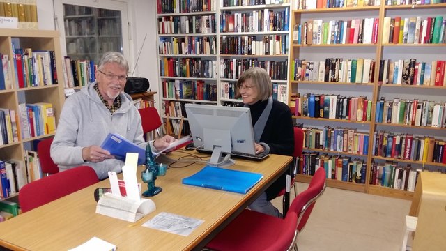 Dagmar Jenewein mit ihrem Kollegen Norbert Zibar in der hausinternen Bibliothek. | Foto: Noël Gaar