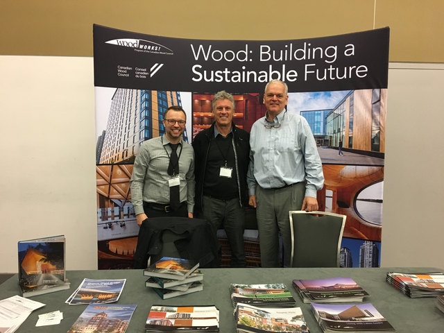 Architekt Herwig Ronacher (Mitte) bei der "Ottawa Wood Conference", Feber 2018, mit den Organisatoren des Canadian Wood Council: Tim Buhler (Events Coordinator des Canadian Wood Council) und Peter Moonen (rechts), National Sustainability Manager des Canadian Wood Council.