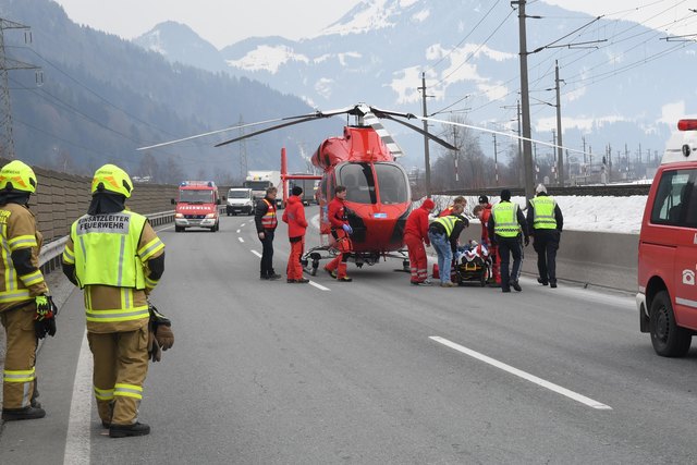 Eine verletzte Person wird vom Rettungsdienst an die Mannschaft des Notarzthubschraubers übergeben. | Foto: ZOOM.TIROL