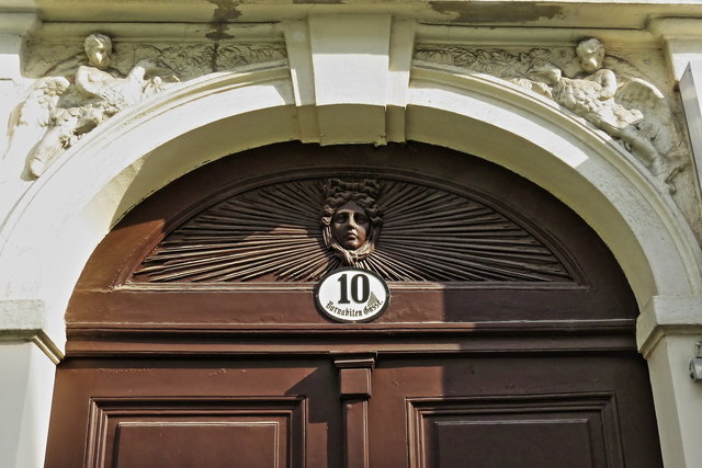 Das Haus mit dem schönen alten Tor stammt von 1803