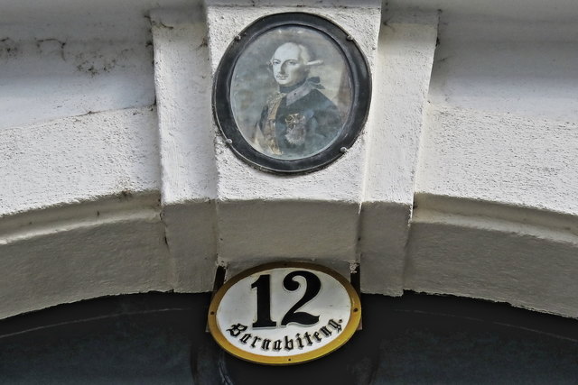 Ebenfalls um 1803 wurde dieses Haus, 'Zum Kaiser Joseph' errichtet, das Porträt zeigt Kaiser Joseph den Zweiten)