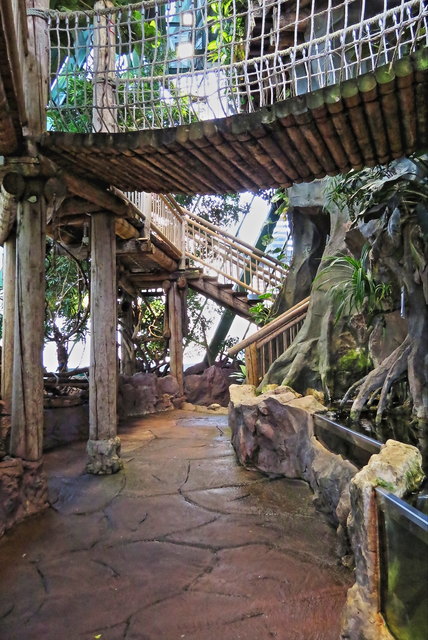 Besonders attraktiv sind die Anbauten an den Flakturm für das mehrstöckige Tropenhaus und der Krokipark