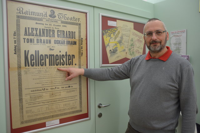 Fotos, Notenskizzenbücher oder wie hier alte Plakate: Thomas Gnedt lädt zu einer Reise durch das Leben Carl Zellers.