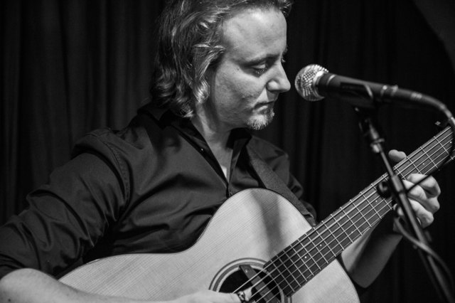 Markus Schlesinger gibt am Donnerstag, den 8. März, ein Konzert im Künstler Cafe Zeno. | Foto: Lukes Bezia